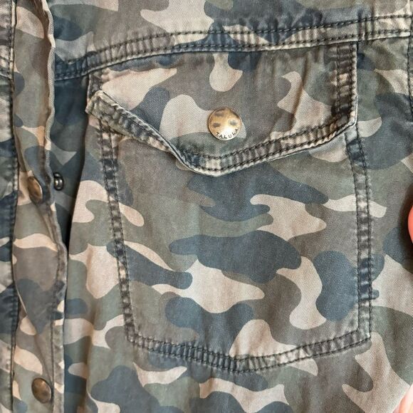 Talula Aritizia Cargo Military Trooper hooded Camo Women’s Jacket size Medium! - Picture 10 of 12